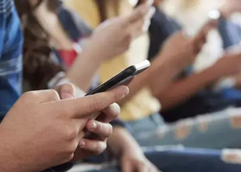 Telefonun yanlış kullanımı boyun tutulmasına yol açıyor