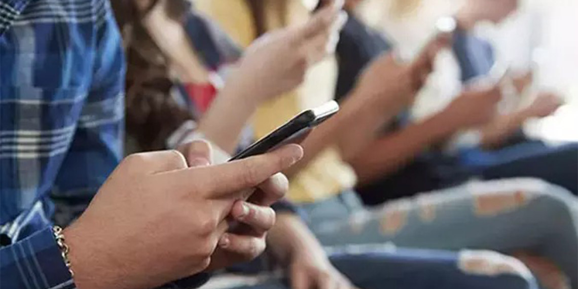 Telefonun yanlış kullanımı boyun tutulmasına yol açıyor