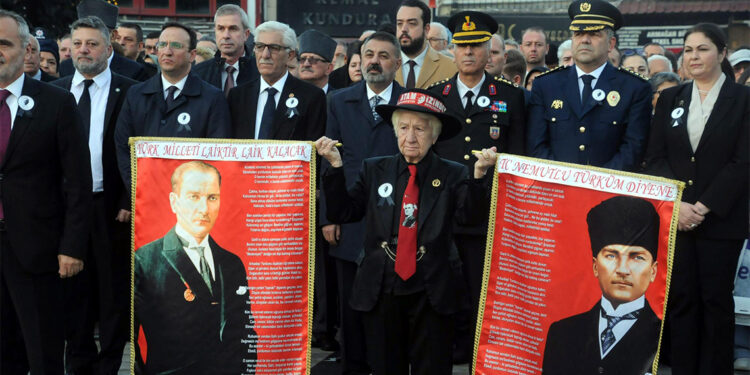 Saat 09.05'te siren sesiyle hayat durdu