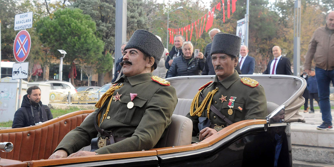 Türkiye Cumhuriyeti'nin kurucusu Gazi Mustafa Kemal Atatürk, ebediyete intikalinin 85'inci yıl dönümünde Edirne, Tekirdağ ve Kırklareli'de düzenlenen törenlerle anıldı. Trakya’da vatandaşlar, saat 09.05'te siren sesiyle birlikte 2 dakikalık saygı duruşunda bulundu.