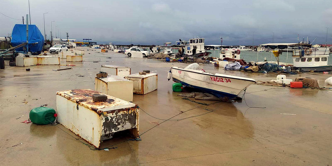 AFET ve Acil Durum Yönetimi Başkanlığı (AFAD) duyurdu, yurt genelinde etkili olan fırtınada 2 kişi öldü, 4'ü asker 10 kişi yaralandı.
