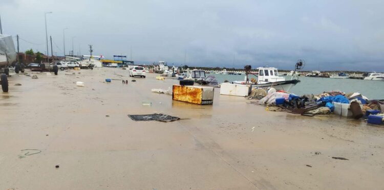 Fırtınada 2 kişi öldü, 4'ü asker 10 kişi yaralandı