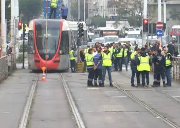 Tramvay arızalandı; yolcular yürümek zorunda kaldı