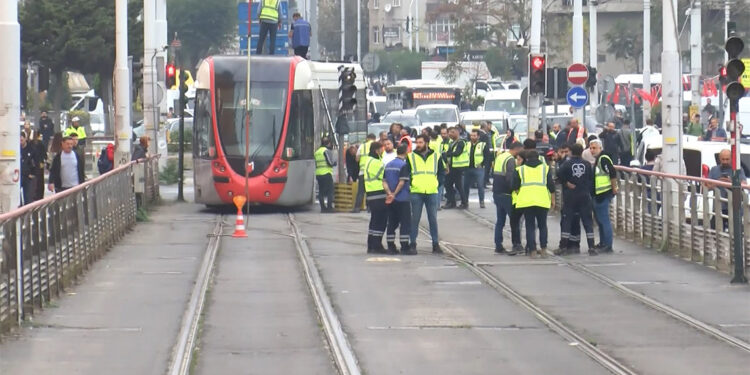 Tramvay arızalandı; yolcular yürümek zorunda kaldı