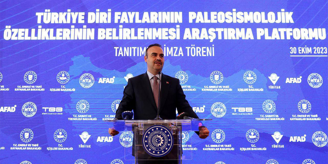 Türkiye Bilimsel ve Teknik Araştırma Kurumu (TÜBİTAK) Başkanı Hasan Mandal, "Türkiye karış karış taranacak, diri faylar çıkarılacak" dedi.