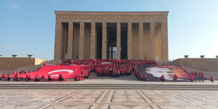 Türk Kızılayı'ndan Anıtkabir'e ziyaret