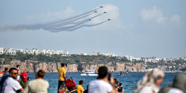 Türk Yıldızları Ata'ya Saygı uçuşu yaptı