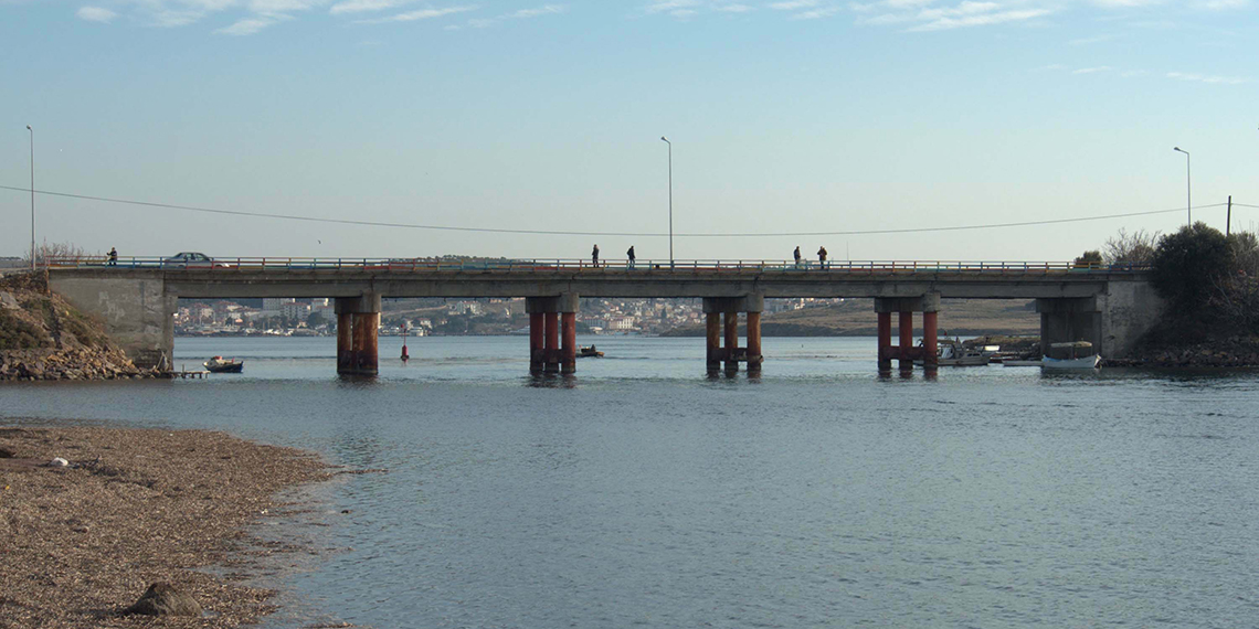 Balıkesir'in Ayvalık ilçesindeki Lale ve Cunda (Alibey) adalarını birleştiren ve 'Türkiye'nin ilk boğaz köprüsü' olarak bilinen Cunda Köprüsü'nün yıkılma tehlikesiyle karşı karşıya olduğu belirtildi.