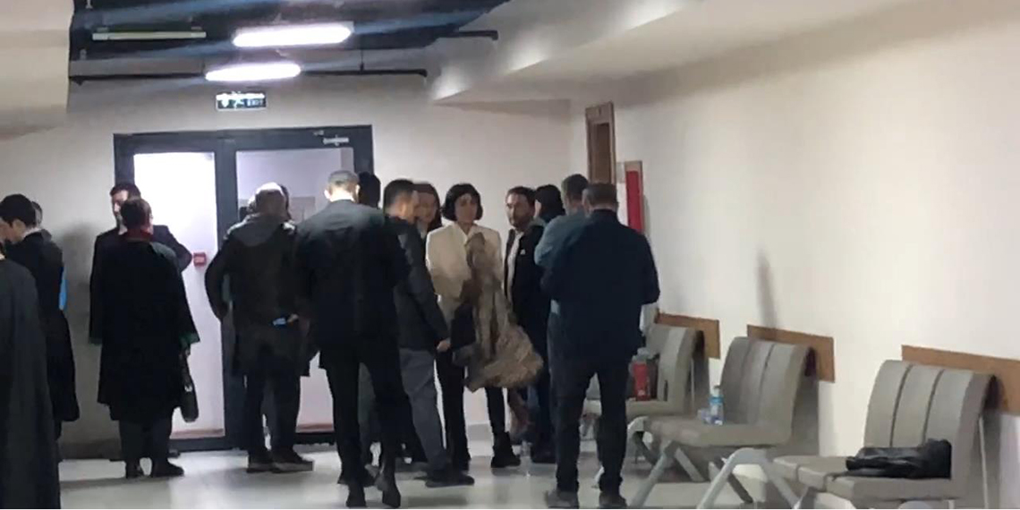 'Kara para aklama' ve 'Suç örgütüne üye olma' suçundan tutuklanan sosyal medya fenomeni Bahar ve Nihal Candan mahkeme çıkışında hüngür hüngür ağladı.