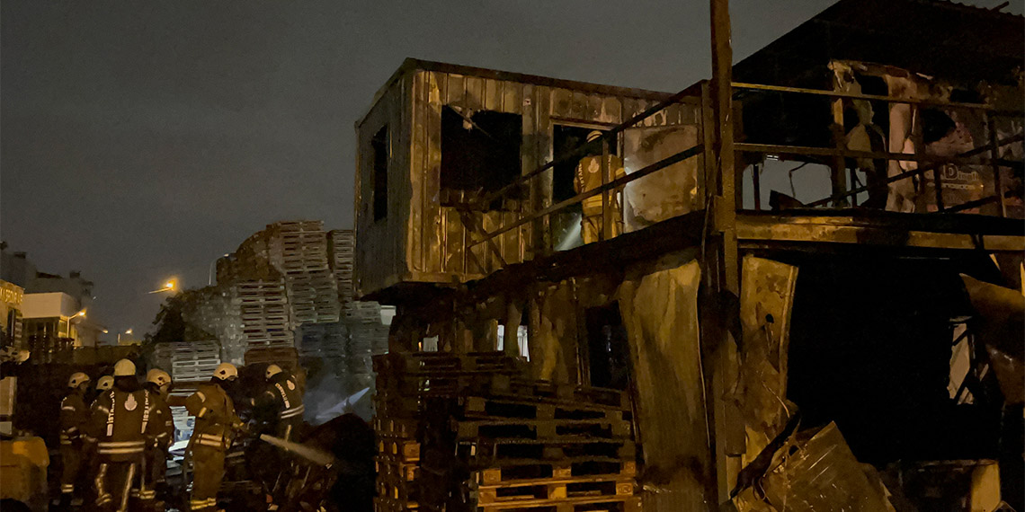 Tuzla'da palet deposunda yangın