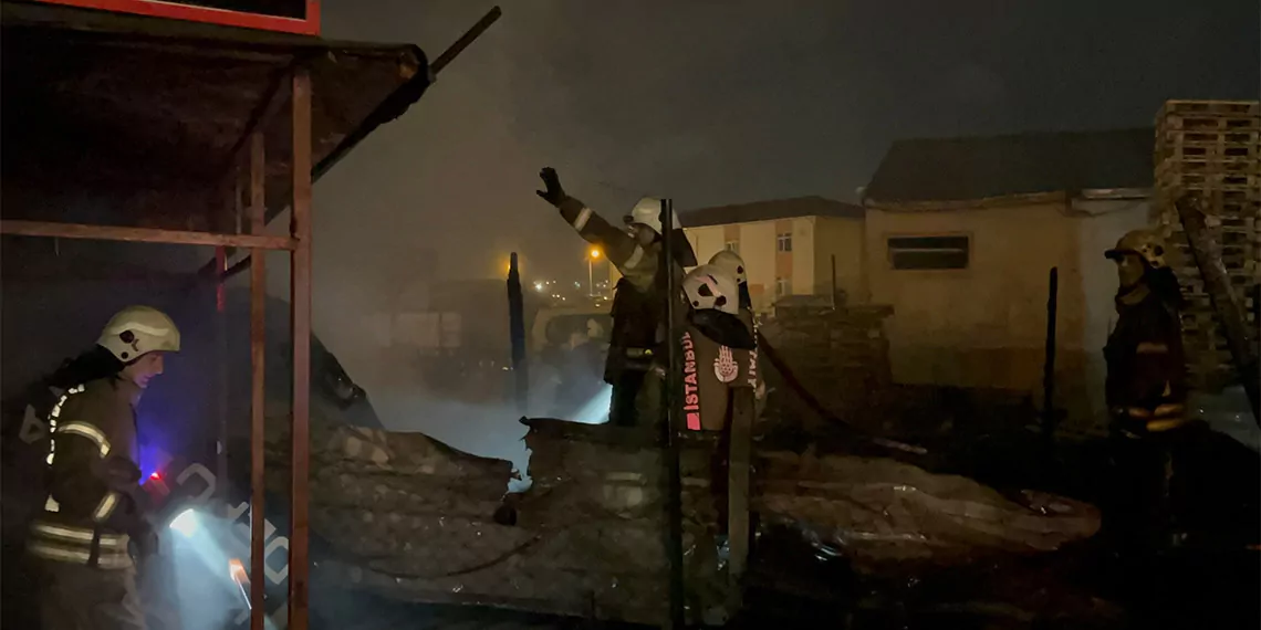 Tuzla'da palet deposunda yangın