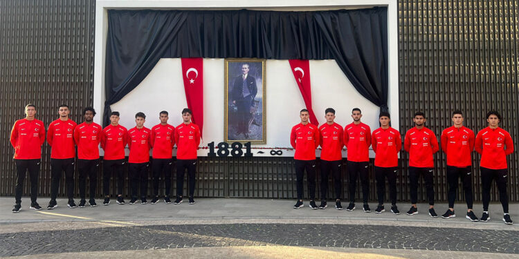 U19 Futbol Milli Takımı Atatürk'ü anma töreni düzenledi