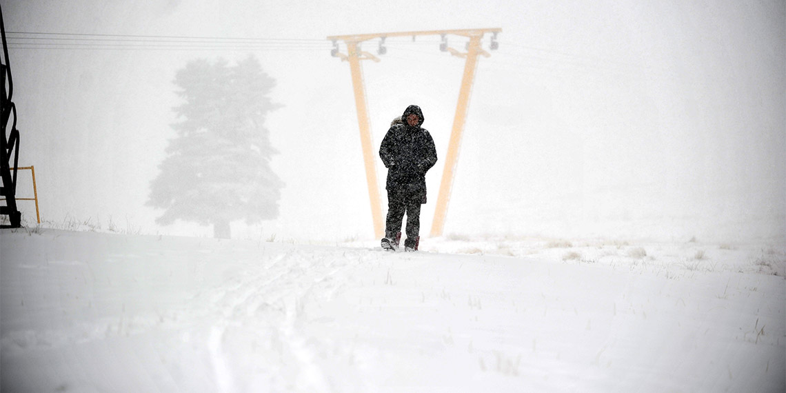 Türkiye'nin önemli kış turizm merkezlerinden Uludağ'da kar yağışı, fırtına, tipi ve sis etkili oluyor. Bölgede tedbirler artırılırken, Uludağ’da kar kalınlığı 7 santimetreye ulaştı.