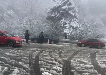 Uludağ'da kar kalınlığı 50 santimi aştı; araçların zincirsiz çıkması yasak