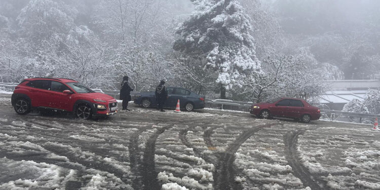 Uludağ'da kar kalınlığı 50 santimi aştı; araçların zincirsiz çıkması yasak