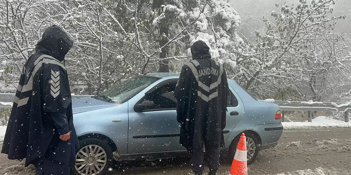 Uludağ'da kar kalınlığı 50 santimi aştı; araçların zincirsiz çıkması yasak