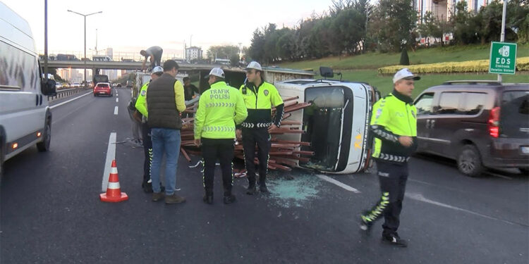 Ümraniye'de demir yüklü kamyonet devrildi