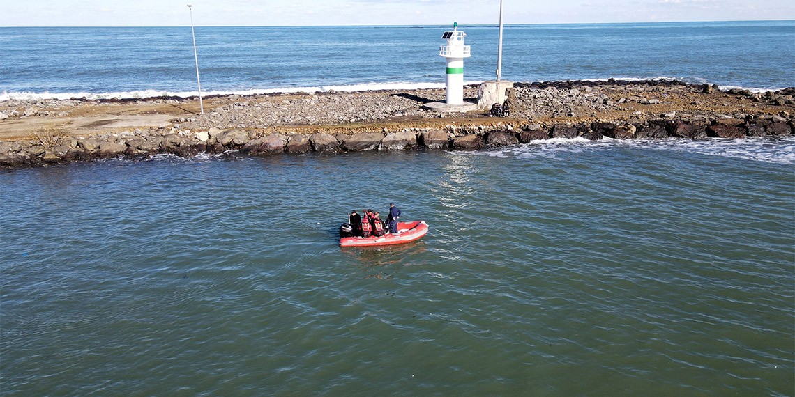 Trabzon'da, limanda cep telefonuyla görüntü çekerken fırtına kaynaklı dalgaların sürüklediği denizde kaybolan lise öğrencileri Uğurcan Korkmaz (16) ve Emir Berke Aşık'ı (16) kurtarmak için bölgede bulunan üniversite öğrencisi Berk Büyükakca'nın (21) denize atladığı ortaya çıktı.