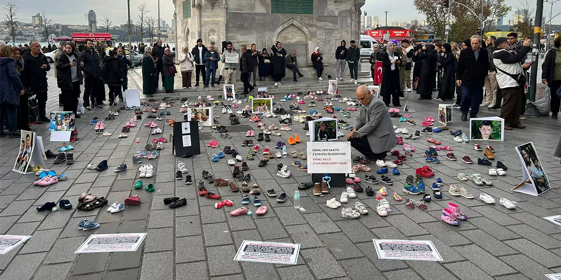 Üsküdar'da çocuk katliamına dikkat çekmek için 500 çocuk ayakkabısı bırakıldı