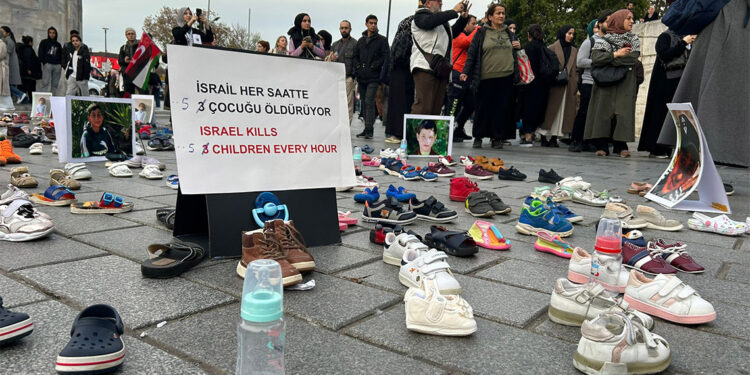 Üsküdar'da çocuk katliamına dikkat çekmek için 500 çocuk ayakkabısı bırakıldı