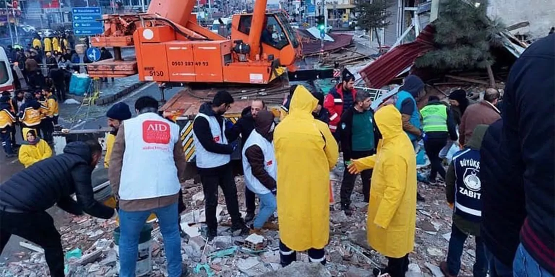 Uluslararası doktorlar derneği (aid) tarafından, uzuv kaybı yaşayan 52 depremzedeye protezleri teslim edildi.