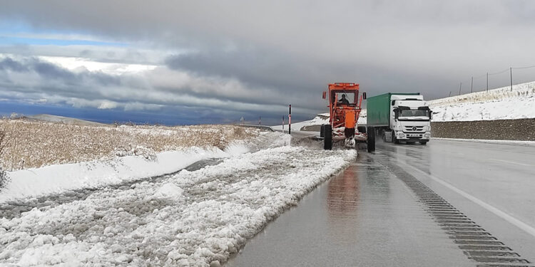 Van'da 142 yerleşim yerine ulaşım sağlanamıyor