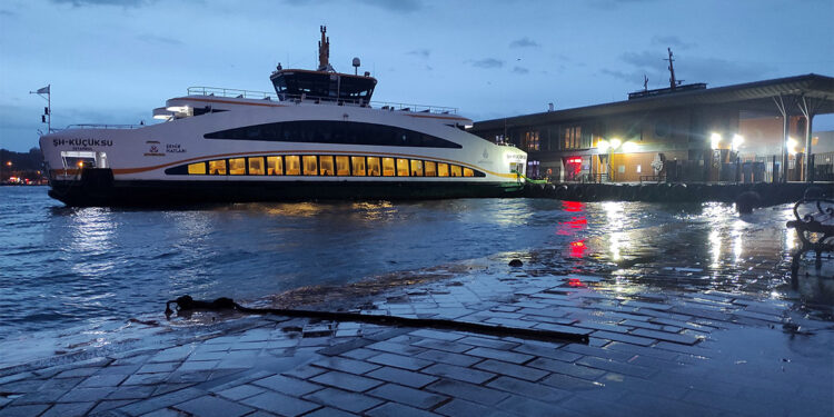 İstanbul'da deniz ulaşımında seferler iptal edildi