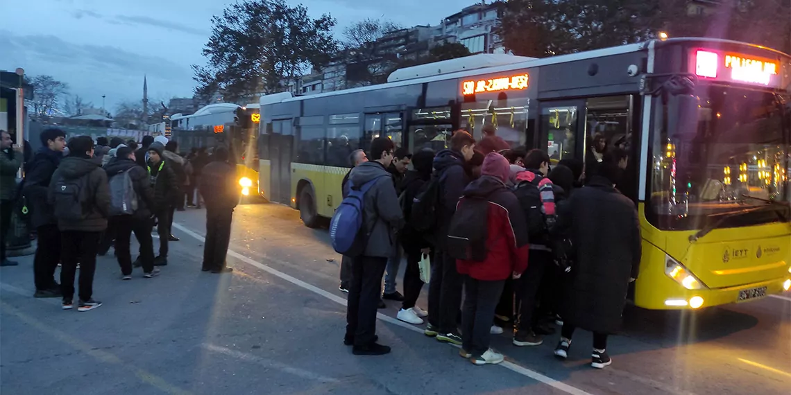 İstanbul'da dün akşam saatlerinden itibaren etkili olan fırtına nedeniyle deniz ulaşımında seferler iptal edildi.