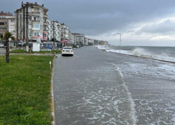 Yalova'da fırtına sonrası taşan deniz kara ile birleşti
