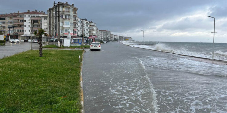 Yalova'da fırtına sonrası taşan deniz kara ile birleşti