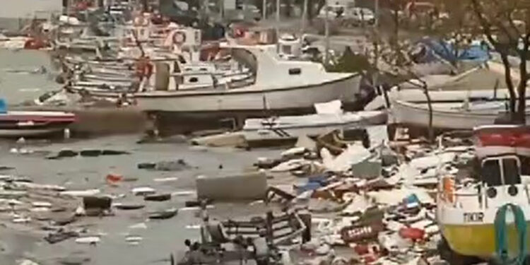 Yalova'da sağanak, fırtına ve kar yağışı etkili oldu. Çınacık'ta deniz taşarken, Esenköy'de tekneler battı ya da parçalandı, Delmece'de de kar kalınlığı 15 santimetreye ulaştı.