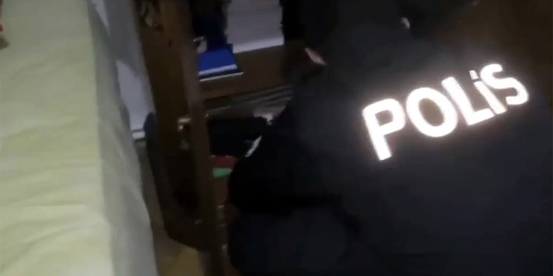 İçişleri Bakanı Ali Yerlikaya, yasa dışı bahis ve suçtan kaynaklı mal varlığını aklama suçlarına yönelik 3 ilde düzenlenen sibergöz operasyonunda 43 şüphelinin yakalandığını açıkladı.