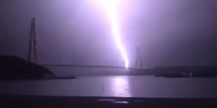 Yavuz Sultan Selim Köprüsü'ne yıldırım düştü