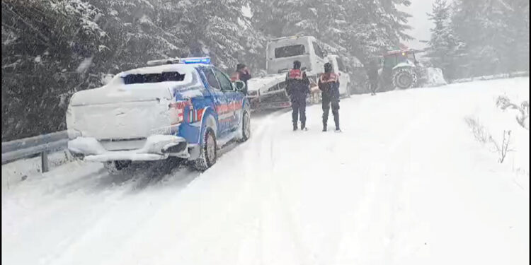 Yedigöller Milli Parkı yolunda mahsur kalan 4 kişi kurtarıldı