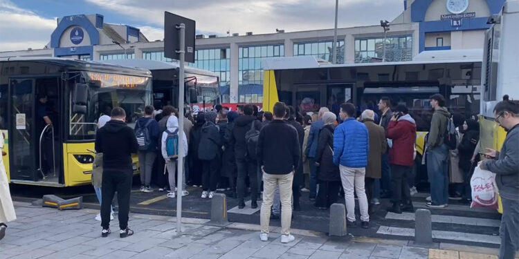Atatürk Havalimanı metrosundaki çalışma seferleri aksattı
