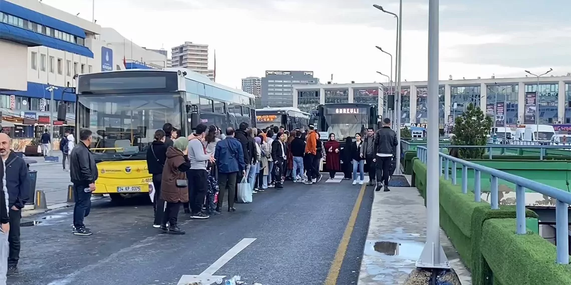 Atatürk havalimanı metrosundaki çalışma seferleri aksattı