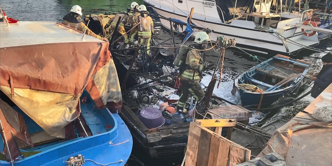 Yenikapı sahilde tekne alev alev yandı