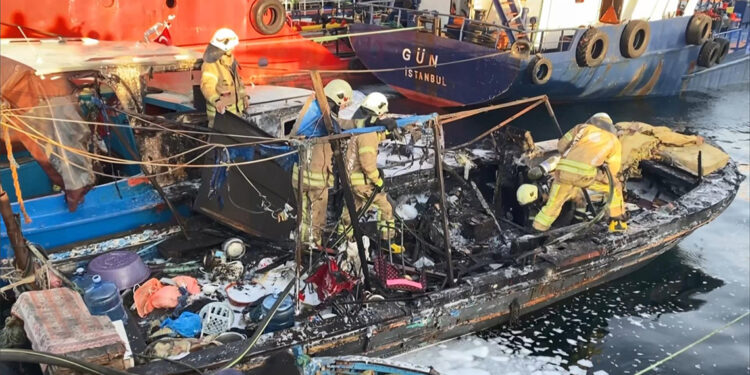 Yenikapı sahilde tekne alev alev yandı