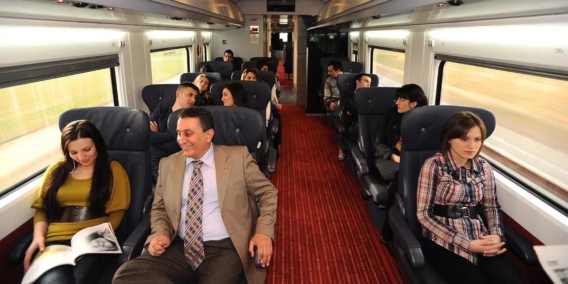 Ulaştırma ve altyapı bakanı abdulkadir uraloğlu, yüksek hızlı tren (yht) ile marmaray ve başkentray'a yolcu talebinin 9 günlük ara tatilde rekor sayıda arttığını belirtti.