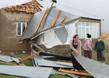 Yüksekova'da kuvvetli rüzgar evin çatısını uçurdu