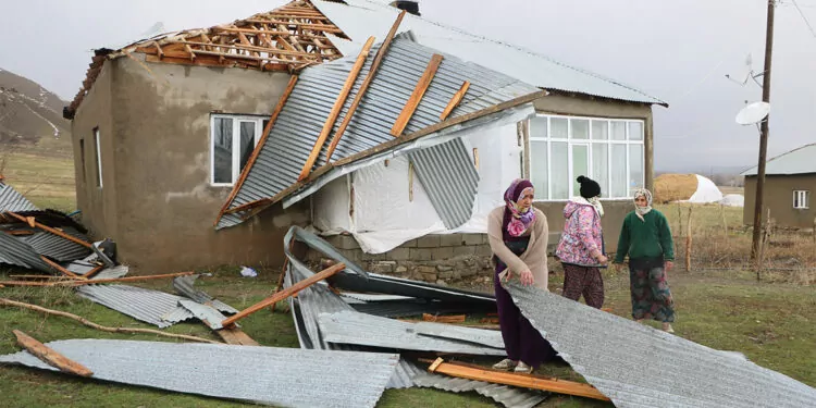 Yüksekova'da kuvvetli rüzgar evin çatısını uçurdu