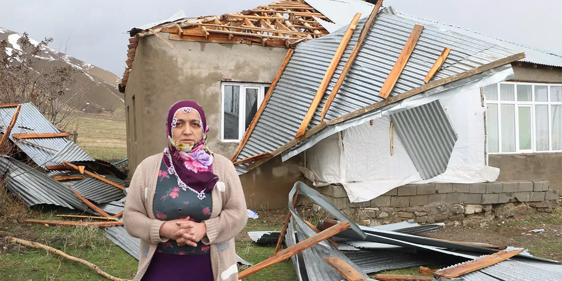 Yüksekova'da kuvvetli rüzgar evin çatısını uçurdu