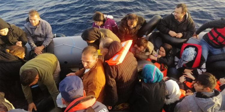 Türk karasularına itilen 132 kaçak göçmen kurtarıldı