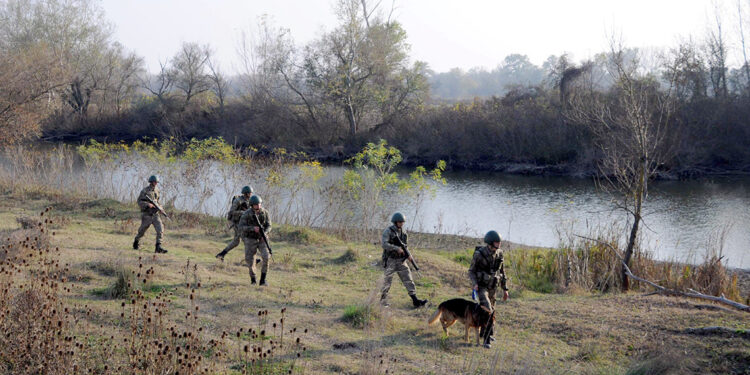 Yunanistan'a kaçmaya çalışan 14 terör örgütü şüphelisi yakalandı