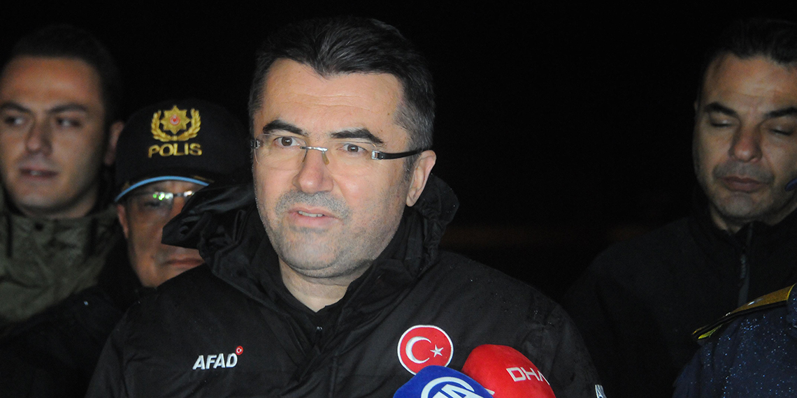 AFAD Başkanı Okay Memiş, "Hava şartlarının hiç tahmin edilmediği kadar ağır olduğunu ifade etmek durumundayız. Fırtına kasırgaya, kasırga tornado denilen daha şiddetli bir rüzgara dönüştü" dedi.