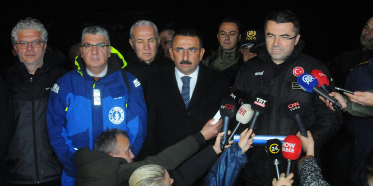 Fırtına kasırgaya, kasırga şiddetli bir rüzgara dönüştü