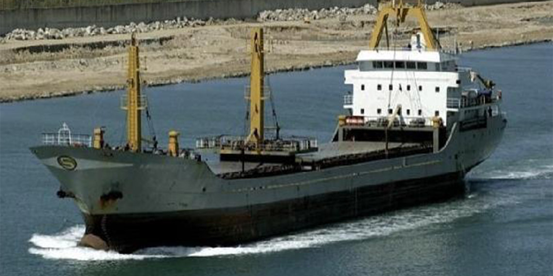 Zonguldak'ın Ereğli ilçesinde fırtınada mendireğe çarparak batan gemide kaybolan mürettebat için bekleyiş sürüyor.