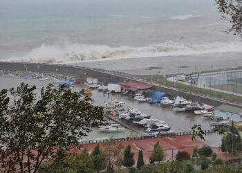 Zonguldak'ta sağanak ve fırtınada 5 metreyi bulan dalgalar oluştu