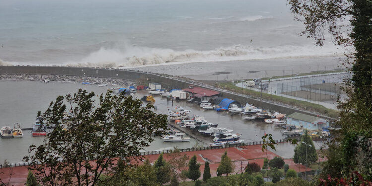 Zonguldak'ta sağanak ve fırtınada 5 metreyi bulan dalgalar oluştu