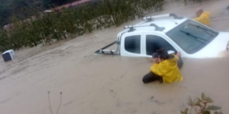 Fırtınada mahsur kalan aile botla kurtarıldı
